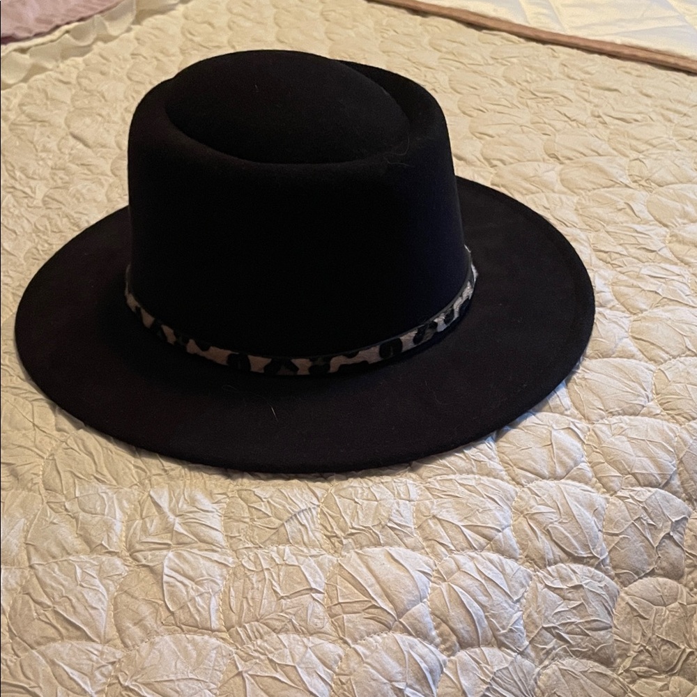 Stylish Black Wide-Brim Hat with Leopard Band